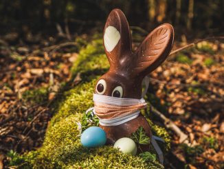 Osterhase mit Maske