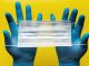 Person mit Handschuhen und Maske