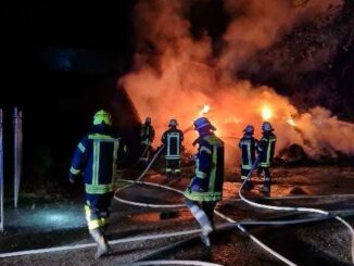 Brennende Altreifen werden durch die Feuerwehr abgelöscht