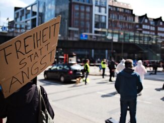 Corona-Demo auf der Ludwig-Erhard-Straße