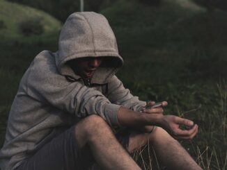 Drogenskonsument setzt sich einen Schuss