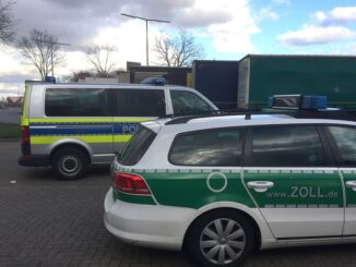 beteiligte Einsatzfahrzeuge von Zoll & Polizei