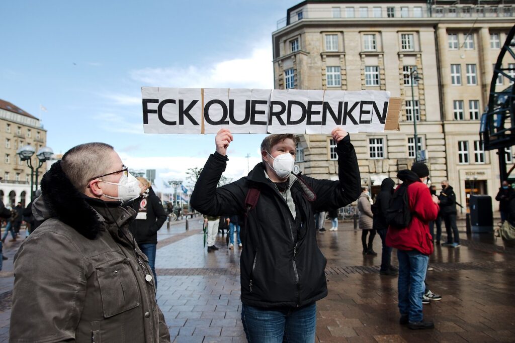 Gegendemonstrantin "FCK QUERDENKEN"