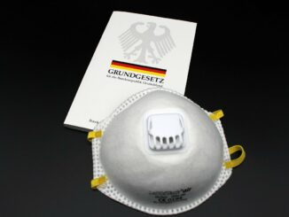 Grundgesetz mit Atemschutzmaske