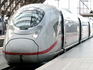 ICE im Bahnhof