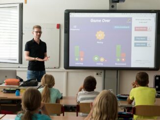Lehrer am Smartboard