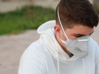 Mann mit FFP3-Maske