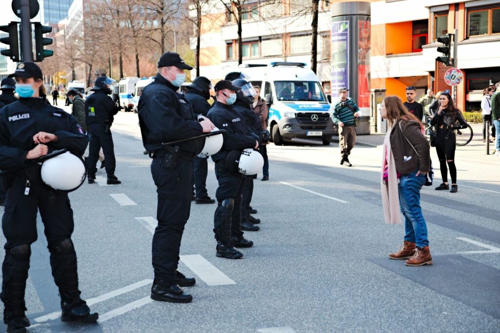 Polizei diskutiert mit Passantin