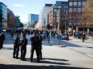 Polizei sichert den Demonstrationsbereich