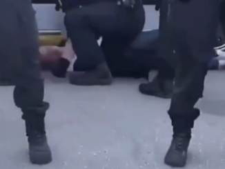 Polizist schlägt Jugendlichem ins Gesicht