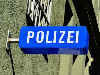 Schild einer Polizeiwache
