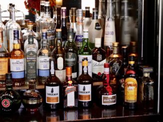 Spirituosenflaschen in einer Bar