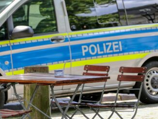 Streifenwagen vor Biergarten