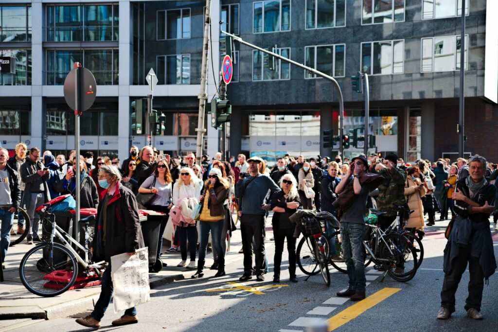 Teilnehmer außerhalb des Demonstrationsbereiches