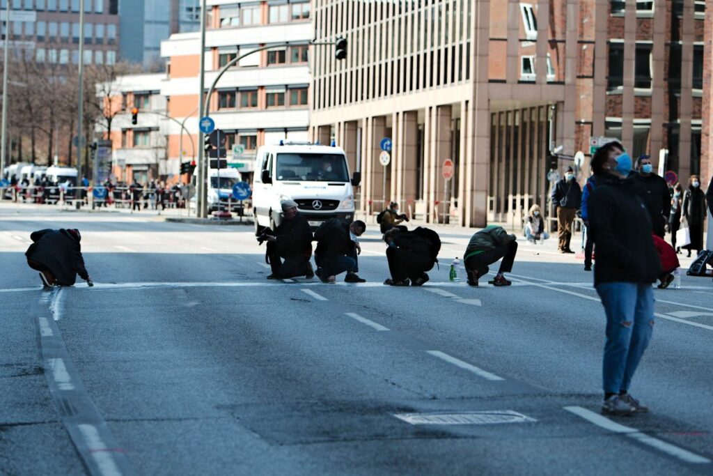 Teilnehmer bereinigen die Straßenmarkierungen