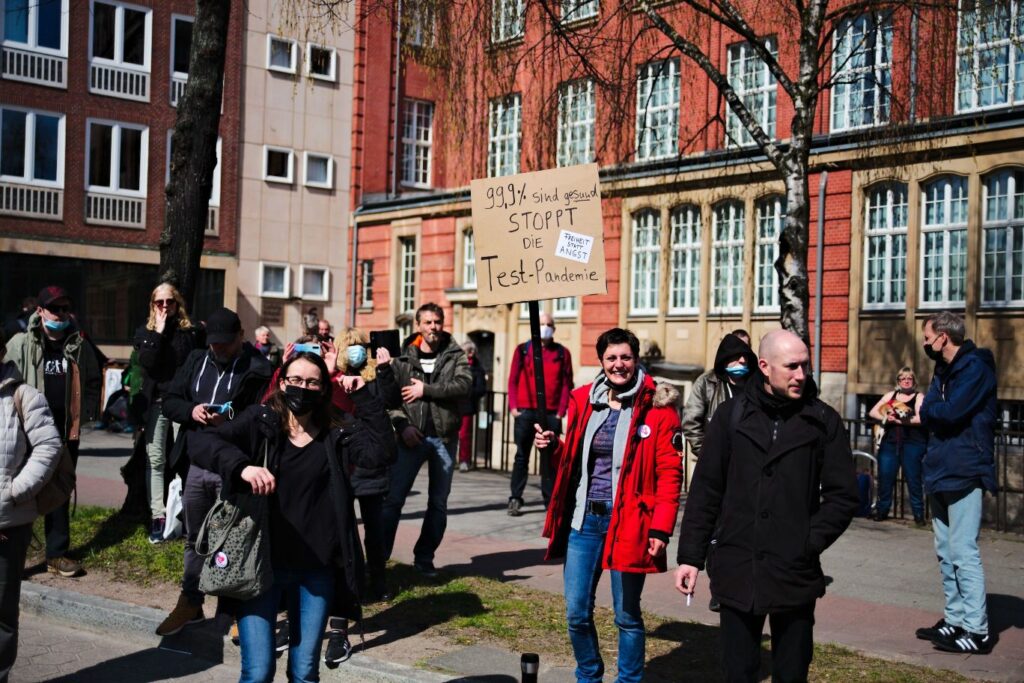 Teilnehmerin fordert den Stopp einer Test-Pandemie