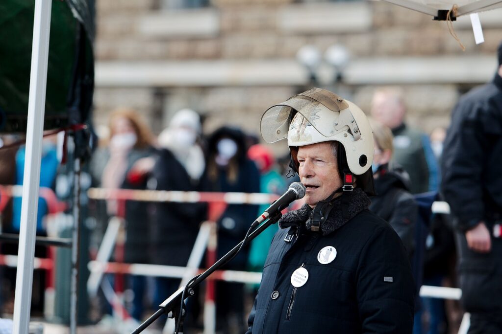 ehemaliger Polizist spricht auf der Demo vom 13.03.2021